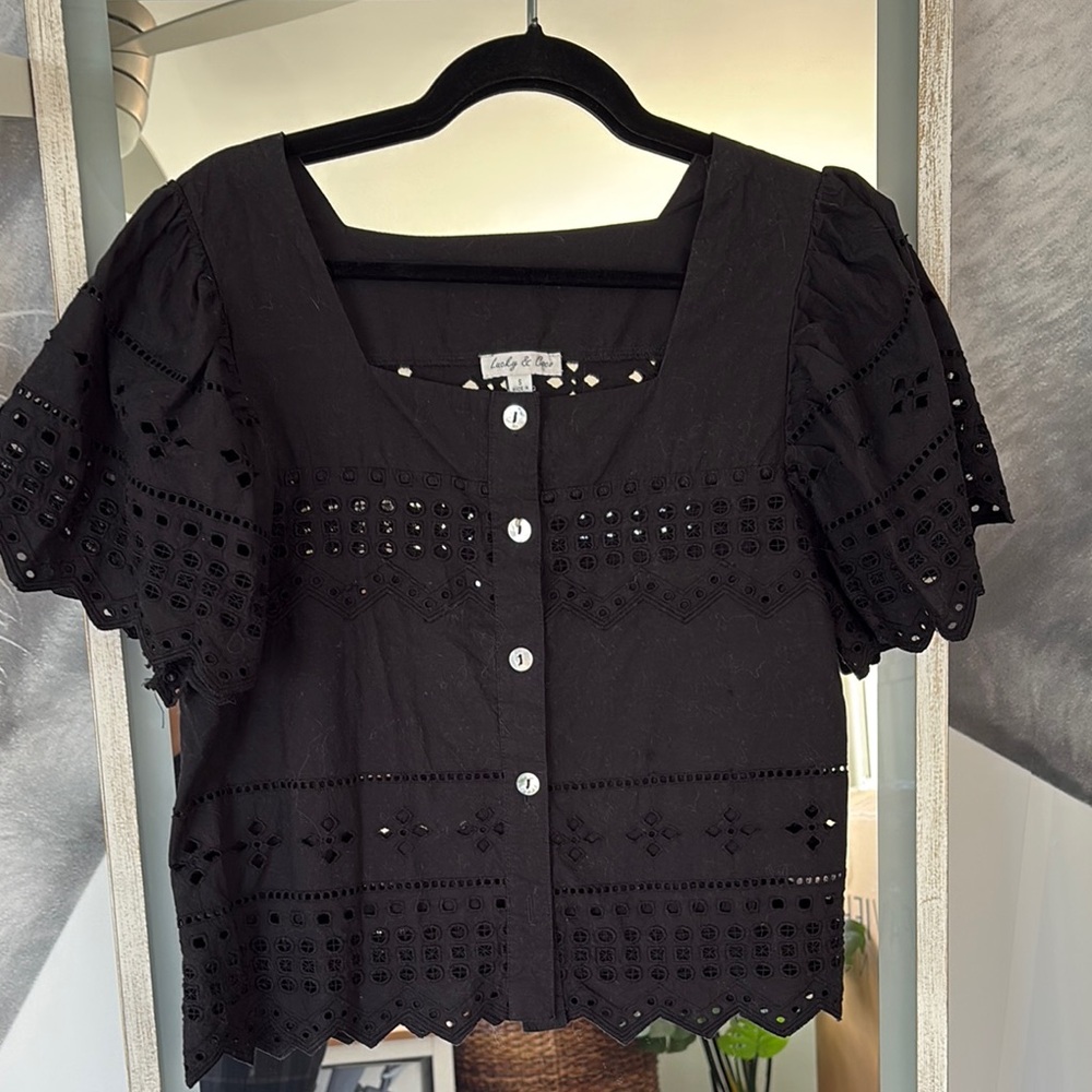 Black Cropped Buttoned Blouse with Short Sleeves
